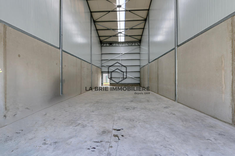 Local d'activité / Entrepôt - 121 m² - 1 pièce