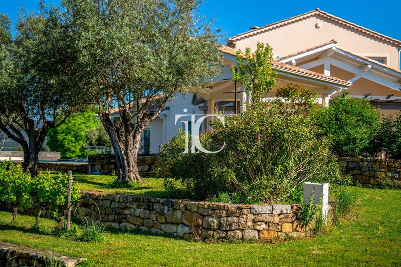 Maison - 260 m² - 6 pièces