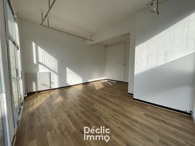 Local d'activité / Entrepôt - 74 m² - 2 pièces