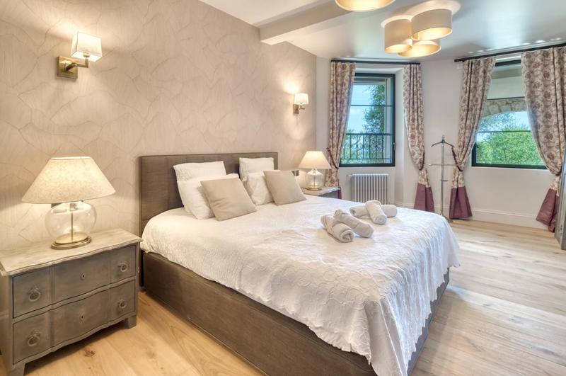 Villa - 1 200 m² - 16 pièces