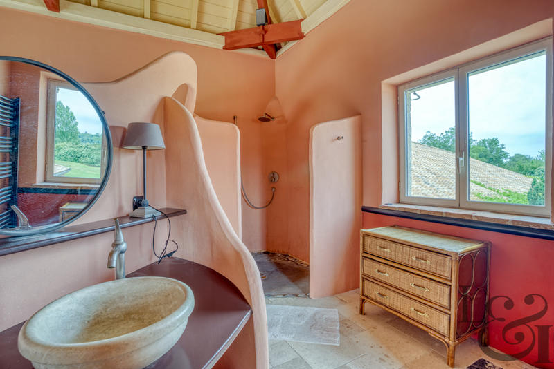 Maison - 769 m² - 8 pièces