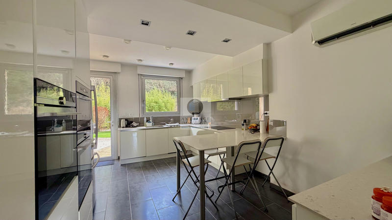 Maison - 169 m² - 8 pièces