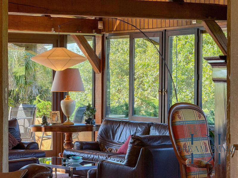 Maison - 210 m² - 8 pièces