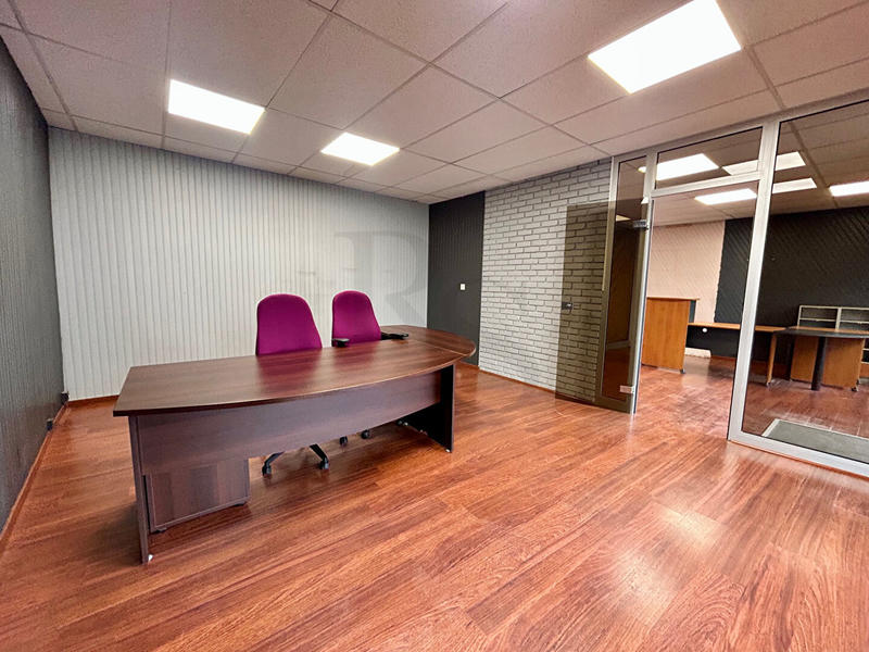 Local commercial - 150 m² - 6 pièces