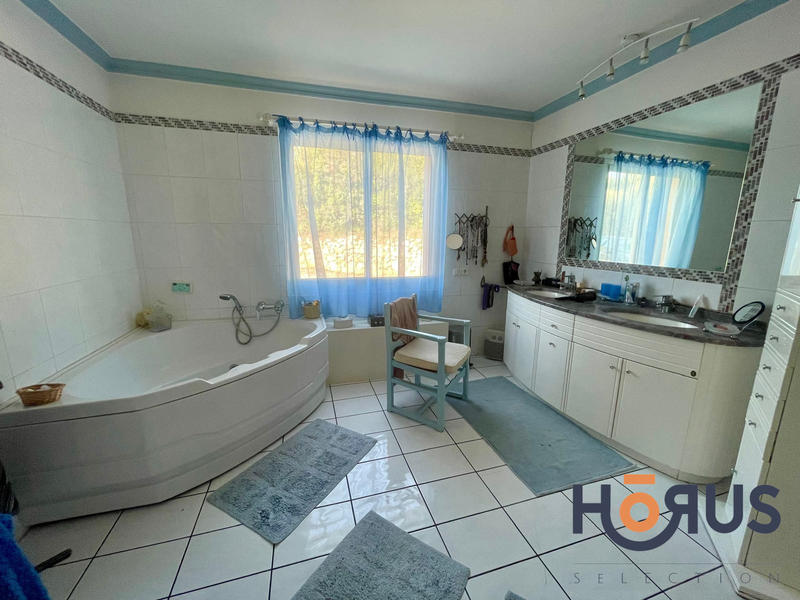 Viager - Villa - 268 m² - 8 pièces