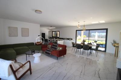 Maison - 243 m² - 7 pièces