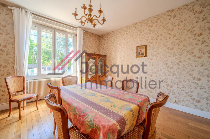 Maison - 211 m² - 10 pièces