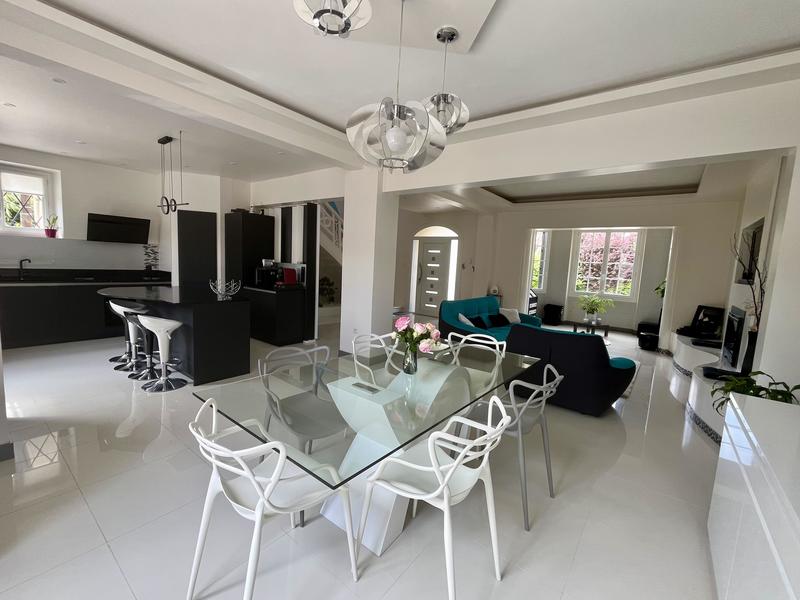 Maison - 245 m² - 7 pièces