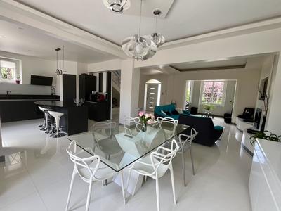 Maison - 245 m² - 7 pièces