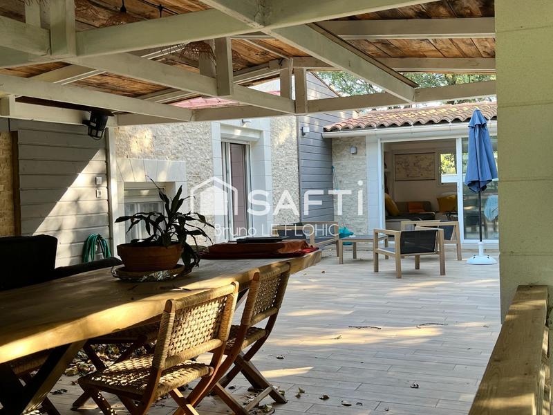 Maison - 234 m² - 8 pièces