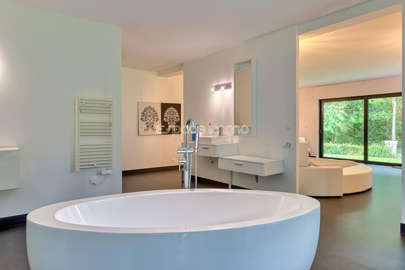 Maison - 630 m² - 8 pièces