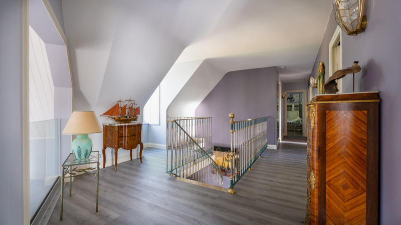 Maison - 325 m² - 7 pièces