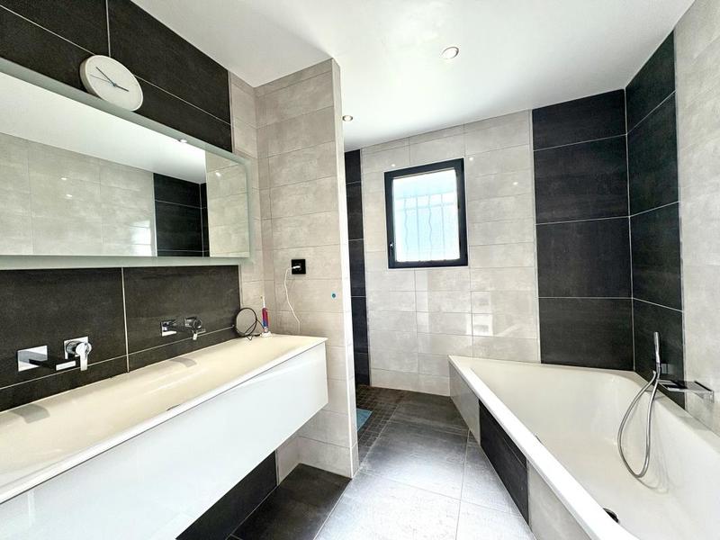 Maison - 205 m² - 7 pièces