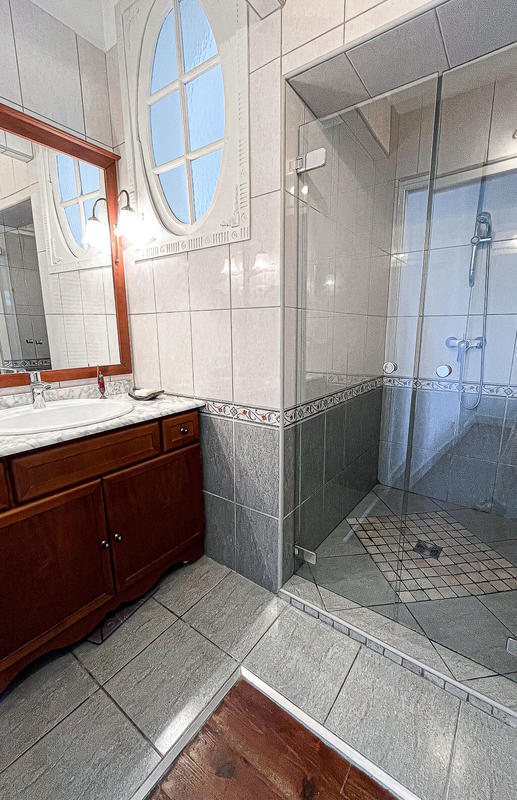 Maison - 250 m² - 9 pièces