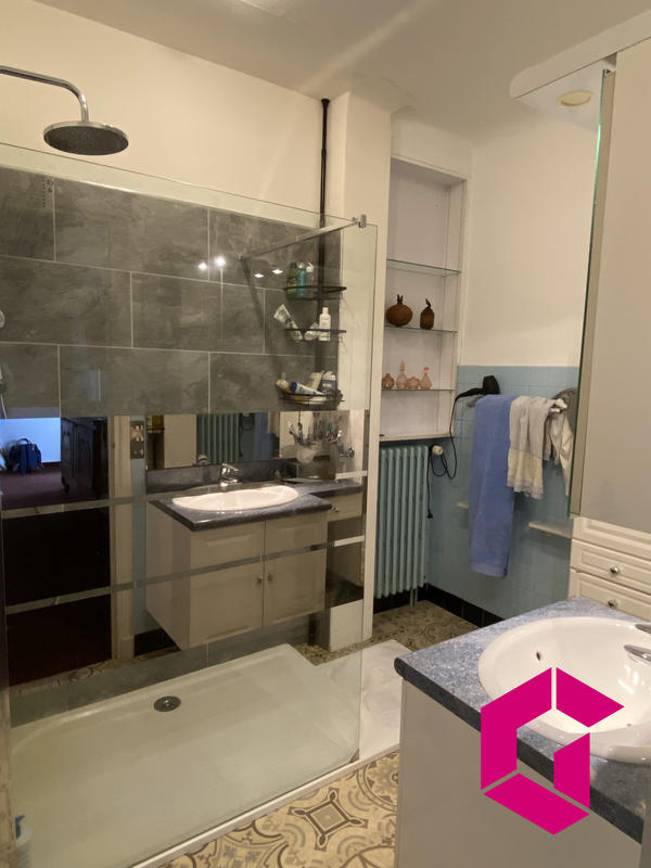 Maison traditionnelle - 220 m² - 8 pièces