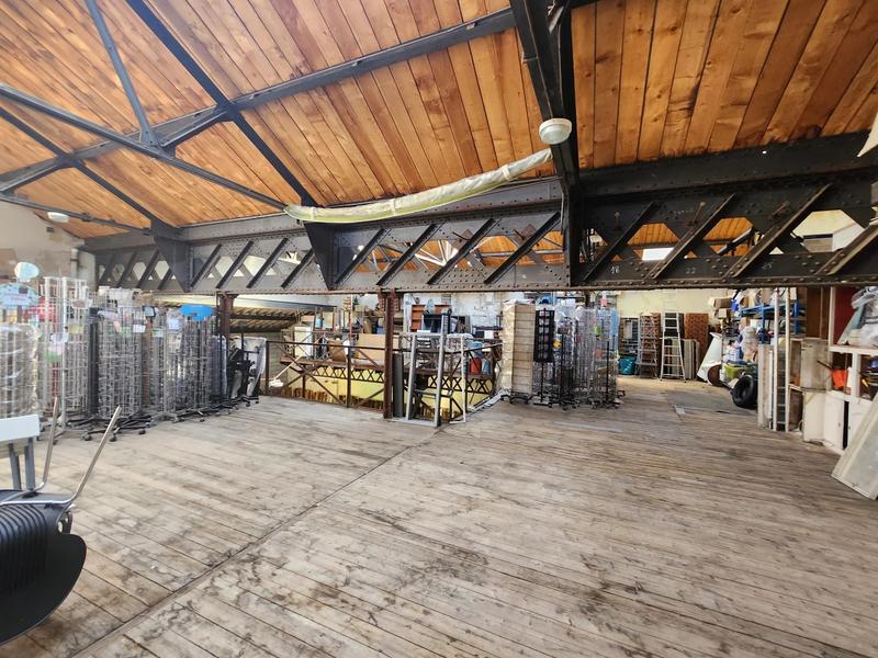 Entrepôt - 750 m² - 5 pièces