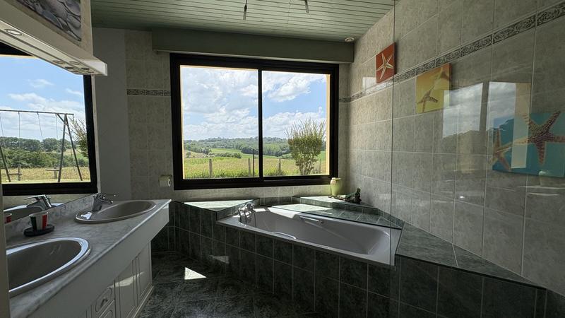 Maison - 180 m² - 7 pièces