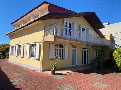 Maison - 242 m² - 10 pièces