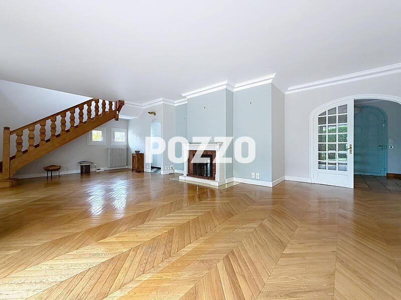 Maison - 256 m² - 8 pièces