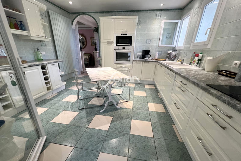 Maison - 222 m² - 9 pièces