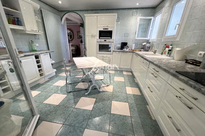 Maison - 222 m² - 9 pièces