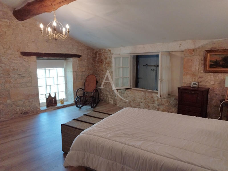 Maison - 247 m² - 5 pièces