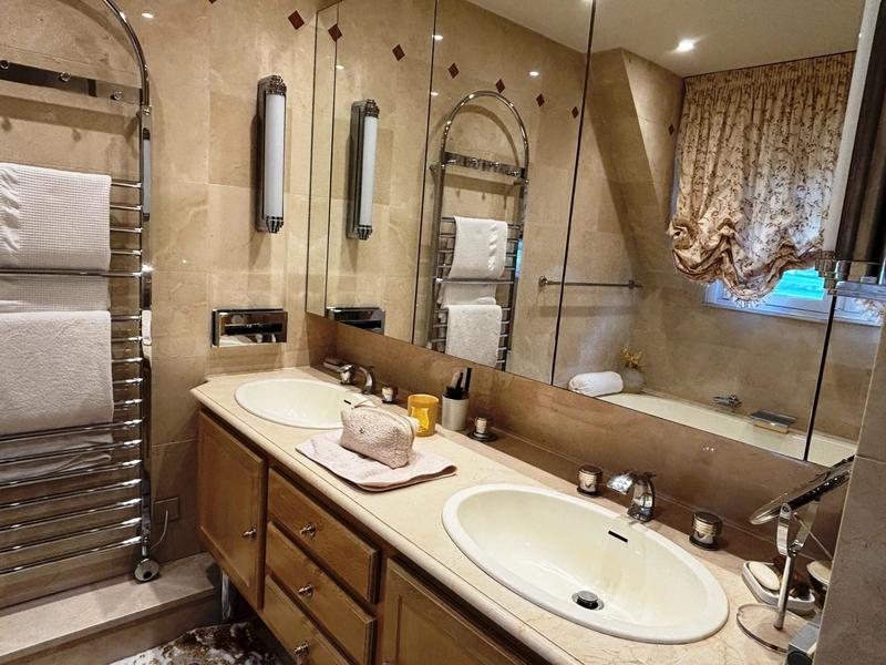 Maison - 275 m² - 12 pièces