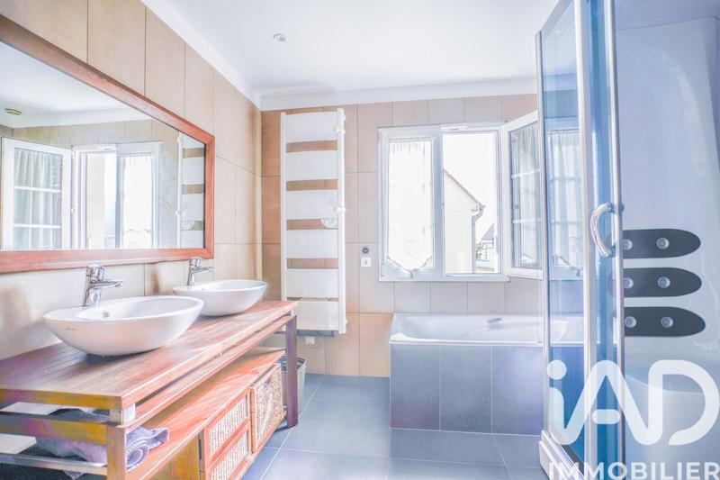 Maison - 240 m² - 10 pièces