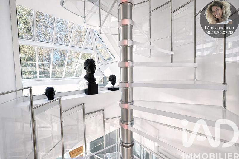 Maison - 1 079 m² - 11 pièces