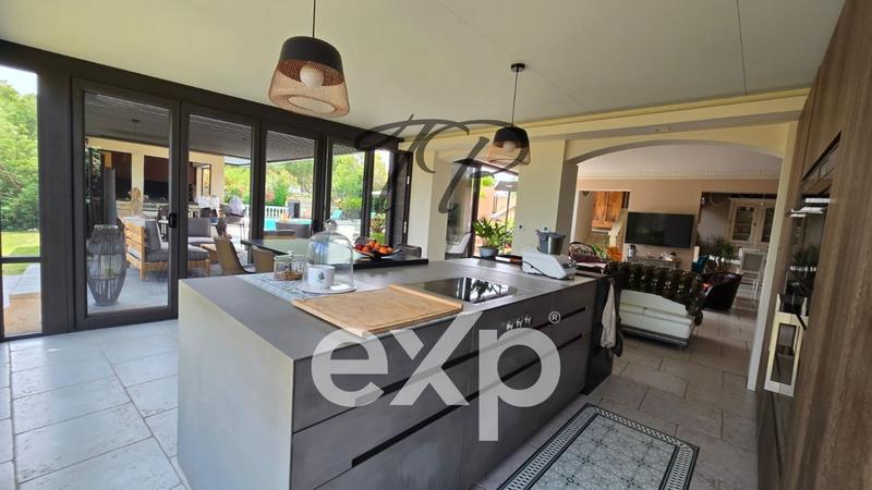 Maison - 230 m² - 7 pièces