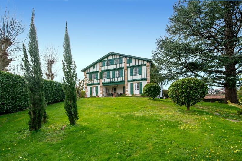 Maison - 650 m² - 14 pièces