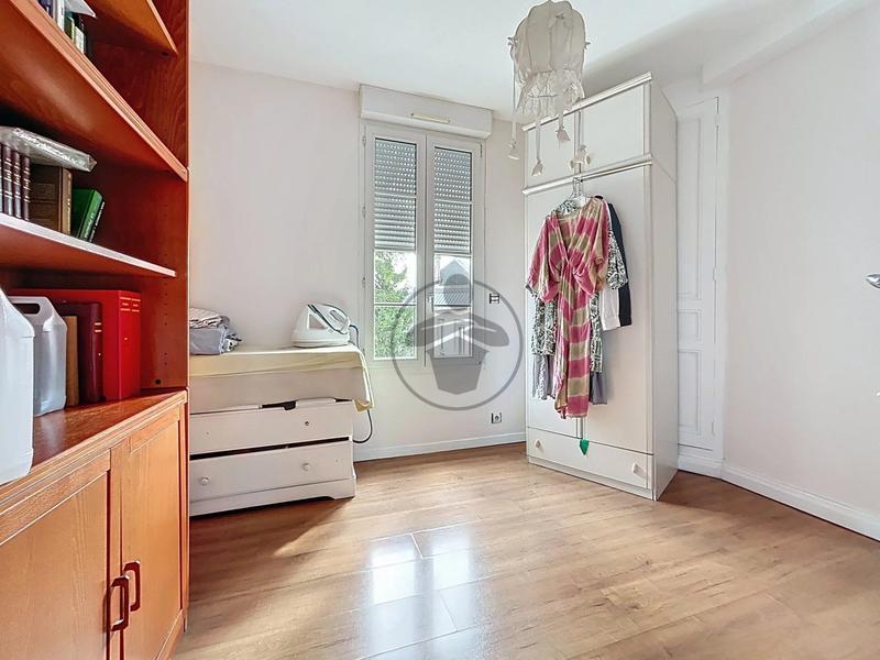 Maison - 237 m² - 9 pièces