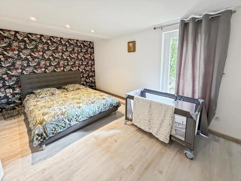 Maison - 240 m² - 8 pièces