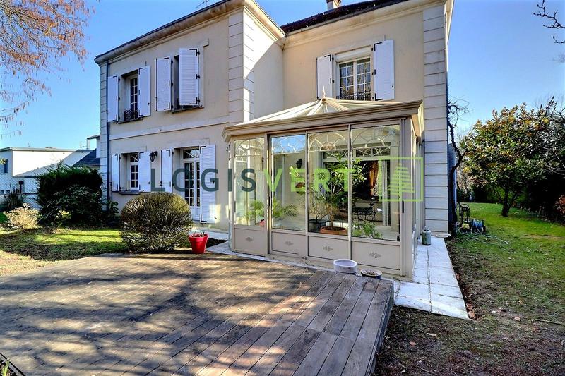 Maison - 225 m² - 9 pièces