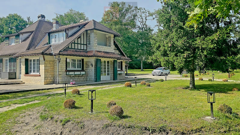 Maison - 220 m² - 6 pièces