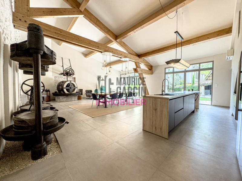 Maison - 460 m² - 12 pièces