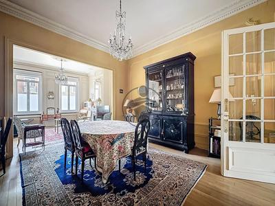 Maison - 250 m² - 9 pièces