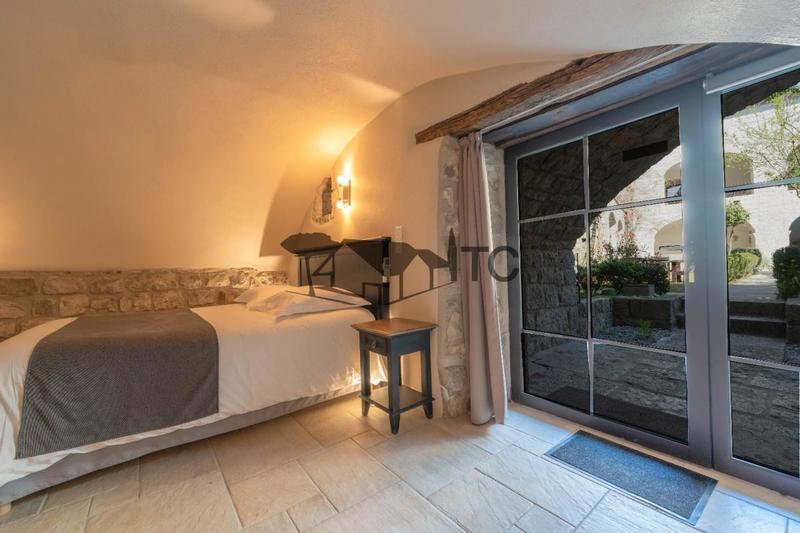 Maison - 425 m² - 10 pièces