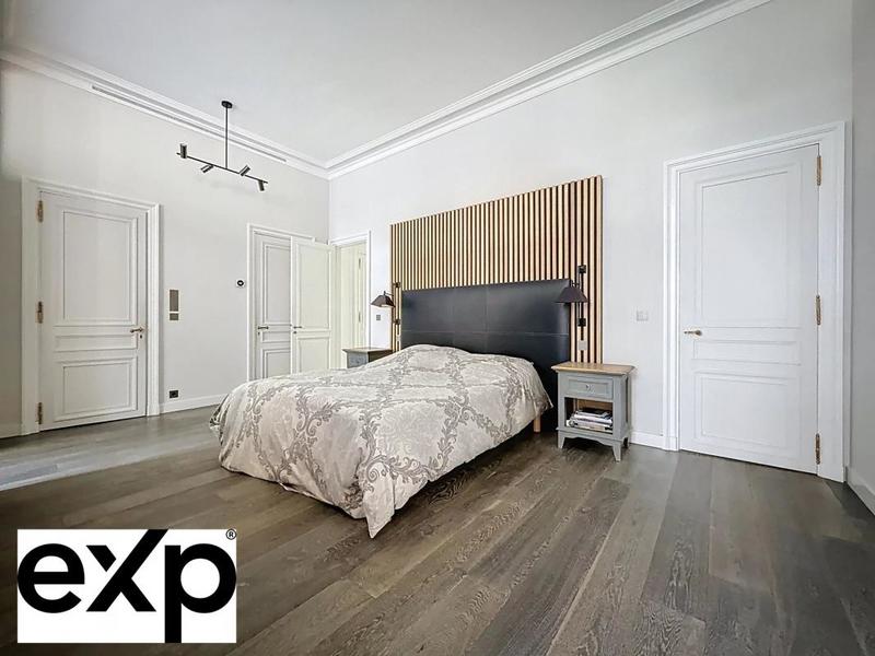 Propriété - 1 032 m² - 18 pièces