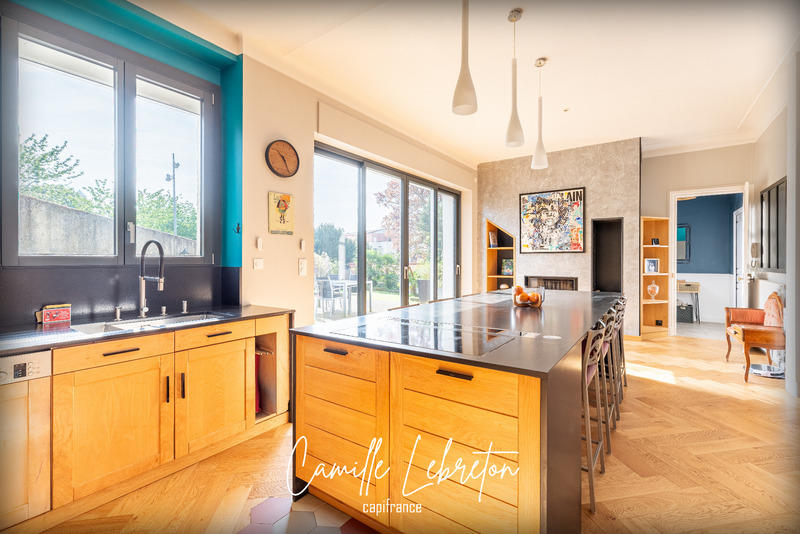 Maison - 220 m² - 8 pièces