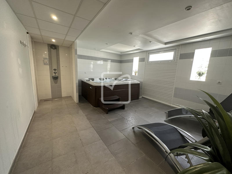 Local commercial - 244 m² - 14 pièces