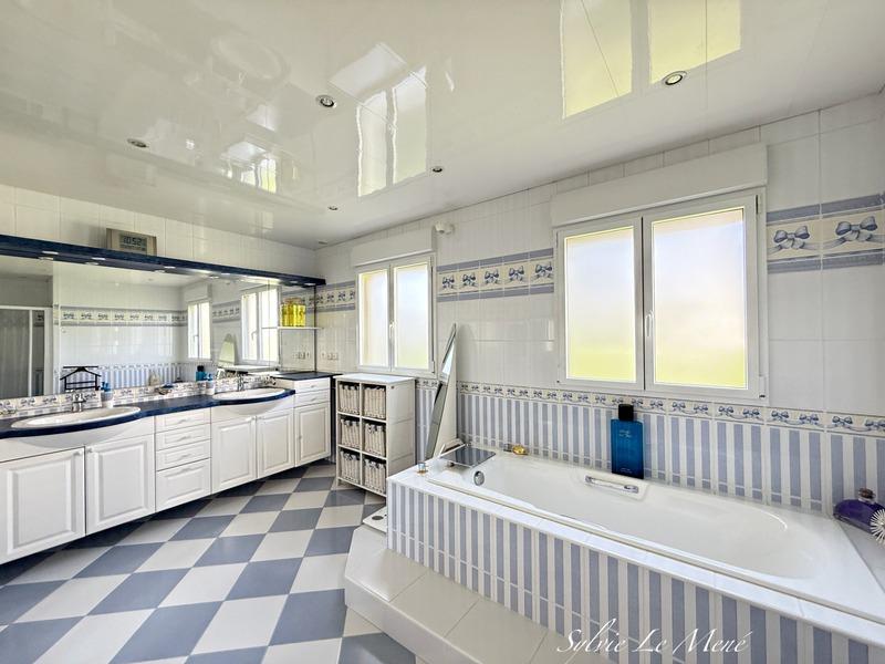 Maison - 245 m² - 7 pièces