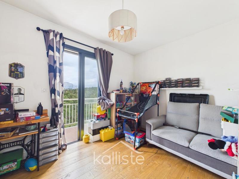 Appartement - 93 m² - 4 pièces