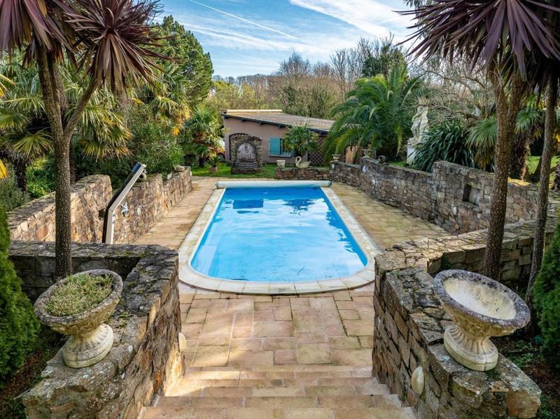 Maison - 254 m² - 11 pièces