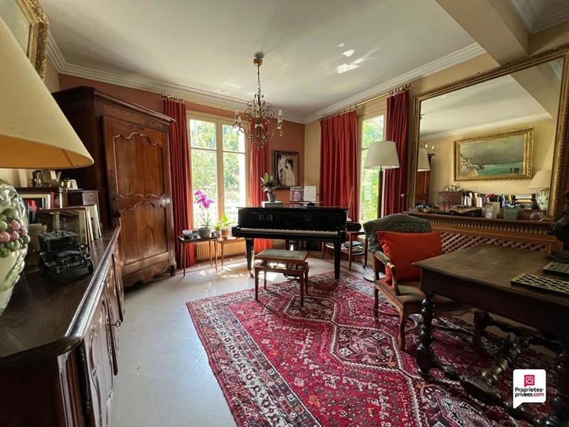 Maison - 261 m² - 13 pièces