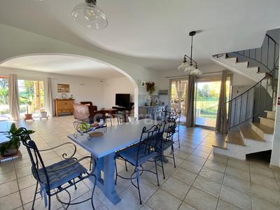 Propriété - 240 m² - 10 pièces