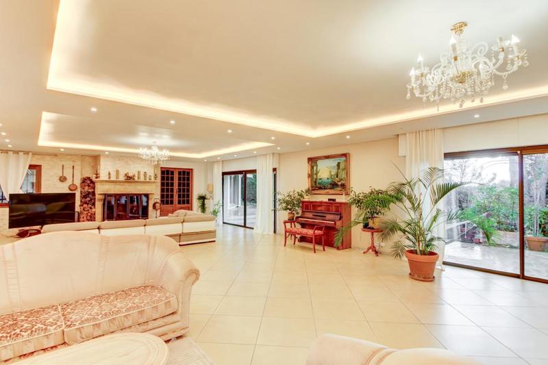 Propriété - 659 m² - 8 pièces