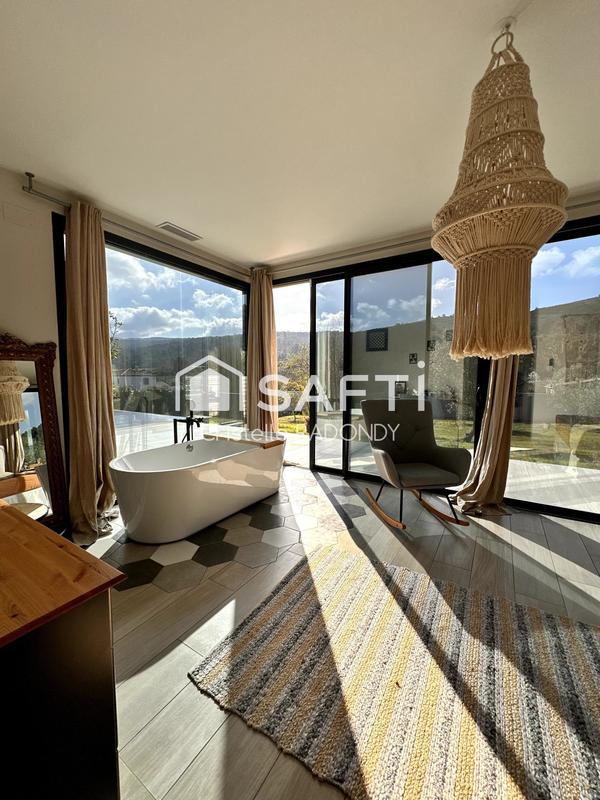 Maison - 219 m² - 5 pièces