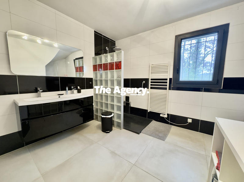 Villa - 203 m² - 9 pièces