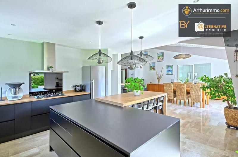 Maison - 260 m² - 9 pièces